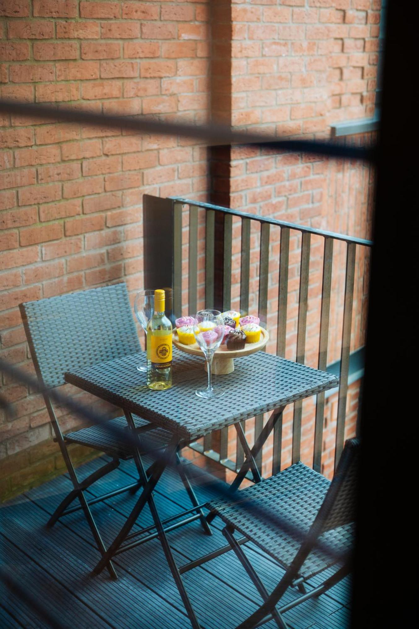 Apartment Balcony View Spacious Wifi Family Contractors