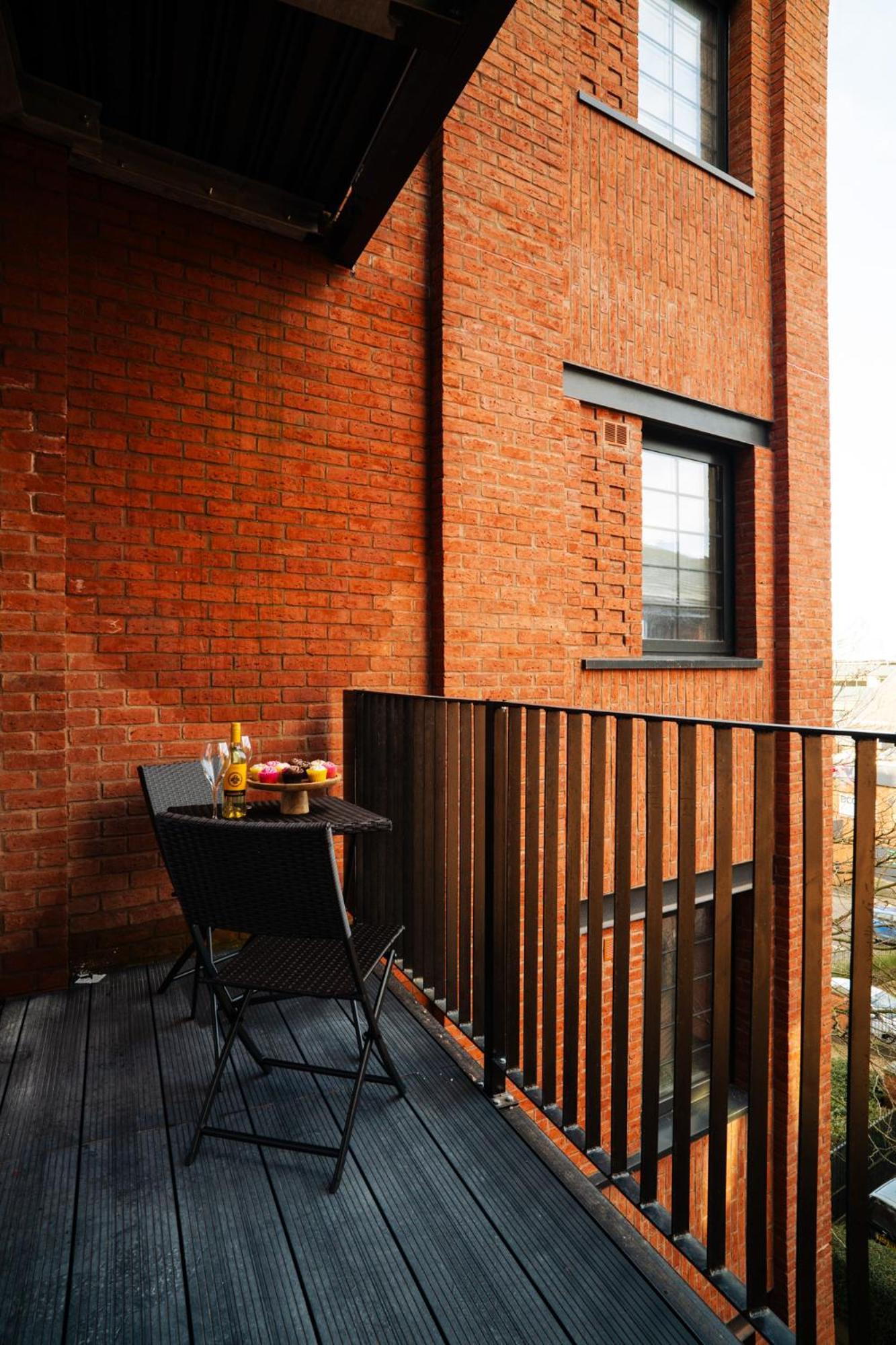Apartment Balcony View Spacious Wifi Family Contractors *